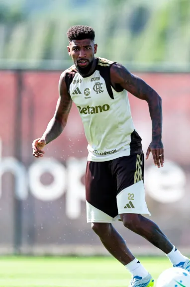 Emerson Royal foi contratado para substituir o Wesley, mas acabou não conseguindo assumir a posição positivamente e se desenvolver na equipe do Flamengo