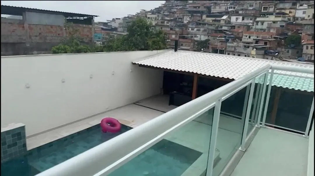 Operação Contenção, que mobiliza 2.500 policiais civis e militares, busca capturar lideranças criminosas do Rio de Janeiro