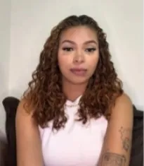 Após rumores se espalharem nas redes sociais durante megaoperação nos complexos da Penha e do Alemão, no Rio de Janeiro, jovem afirma estar viva e diz ser conhecida apenas como “Penélope”