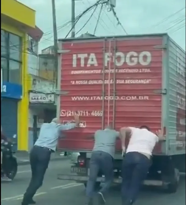 Prefeito retirou um caminhão de uma via da cidade