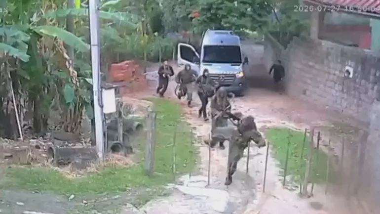 Vídeo mostra criminosos do Comando Vermelho tentando invadir área dominada pela milícia em Guaratiba