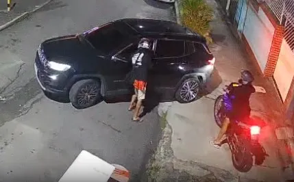 Momento em que os criminosos rendem o motorista no Largo do Barradas