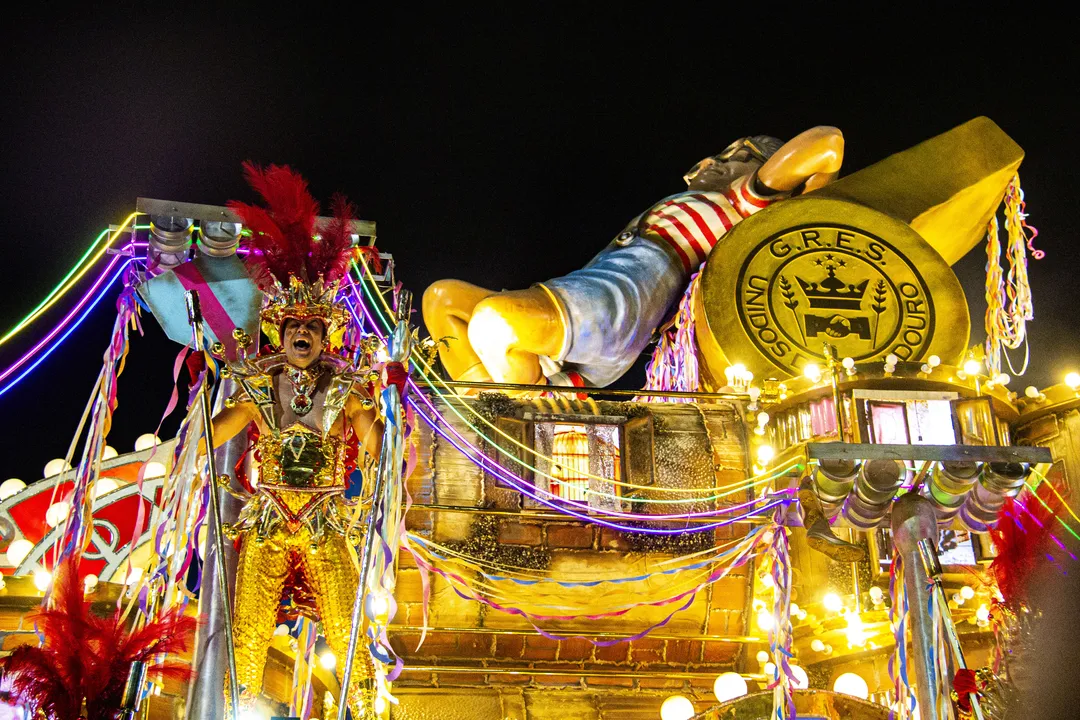 A Viradouro 'carimbou' o passaporte para o Desfile das Campeãs e pode ganhar mais uma taça