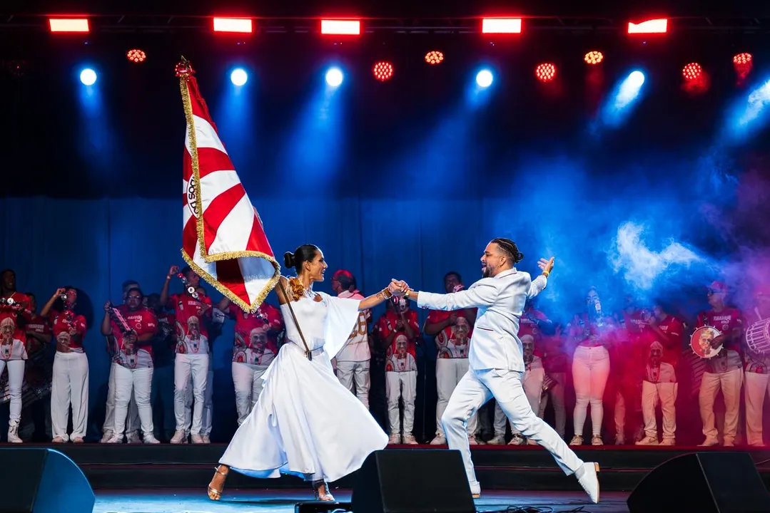 O recém-contratado e consagrado casal de mestre-sala e porta-bandeira, formado por Marcella Alves e Phelipe Lemos