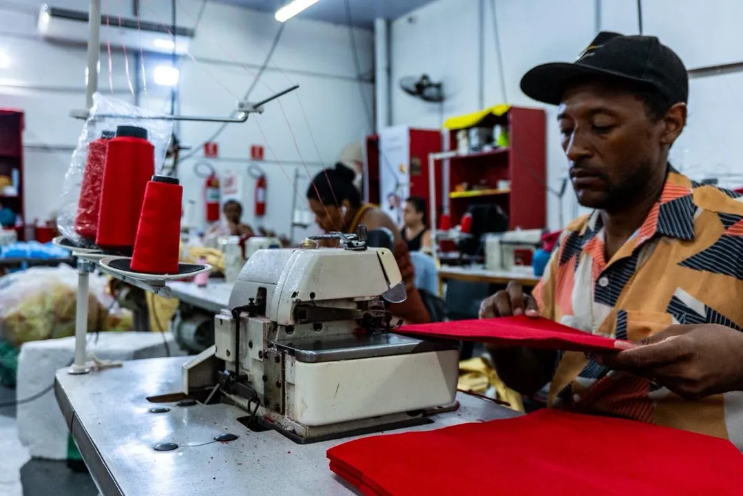 A primeira sala de costura climatizada da Cidade do Samba, onde a temperatura gira em torno de 22º, demorou um mês para ser construída