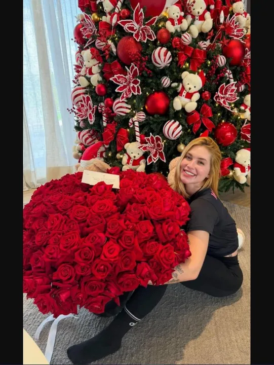 Virginia Foncesa ganha surpresa de Vini Jr. no 1º mês de namoro