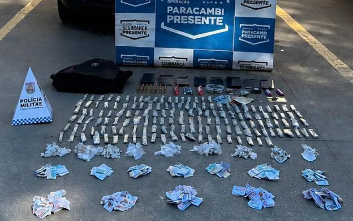 Os policiais apreenderam duas motos, munições de calibre restrito às Forças Armadas, mais de 1,3kg de drogas