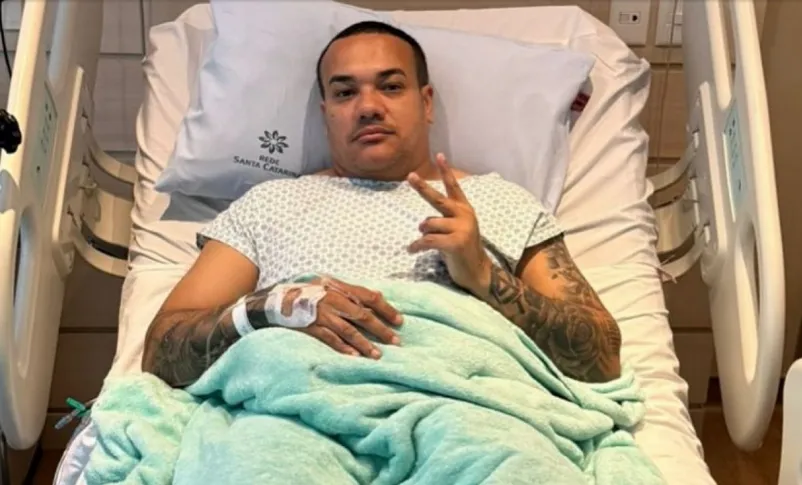O cantor publicou uma imagem onde aparece na cama hospitalar