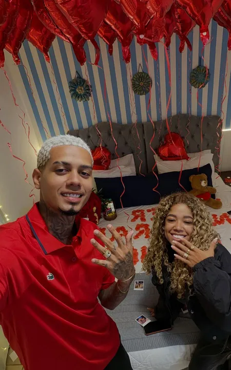 O pedido de namoro foi feito na madrugada deste sábado (28)