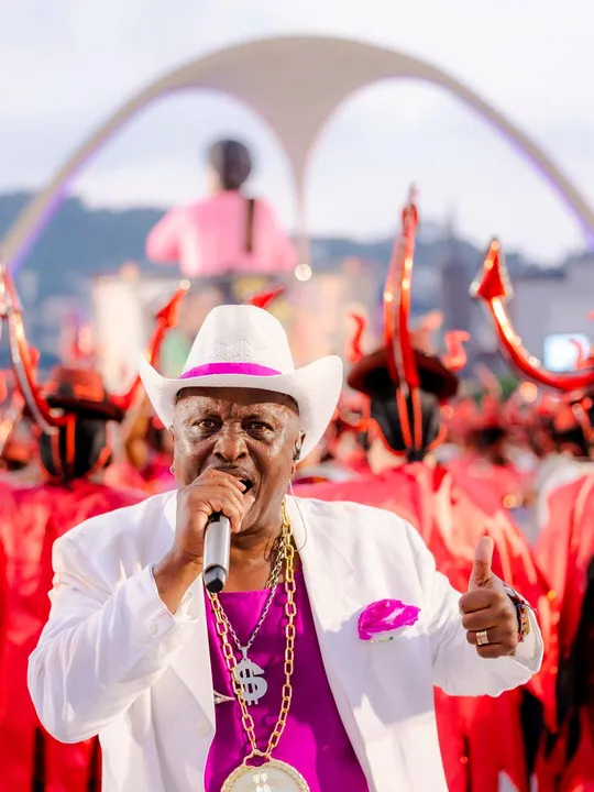 Referência no carro de som, o cantor permanece à frente do samba-enredo