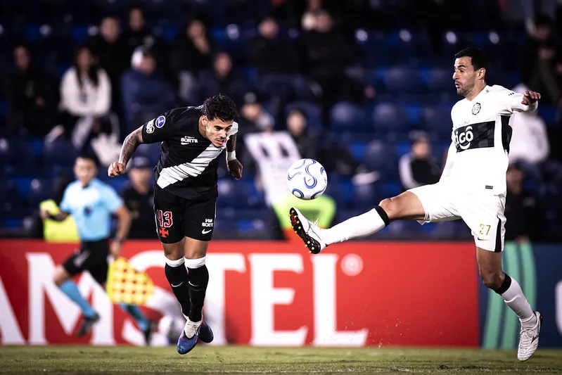 Lucas Freitas em ação pelo Vasco diante do Olimpia, pela Sul-Americana