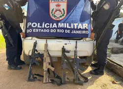 Durante a abordagem, os policiais apreenderam quatro fuzis, quatro carregadores e dezenas de munições dos calibres 7,62 e 5,56