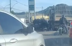 Acidente entre caminhões e carro provoca lentidão na RJ-106 na manhã desta terça-feira (9)