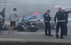 Acidente entre carro e moto provoca lentidão no trânsito na RJ-106 na manhã desta sexta-feira (12)