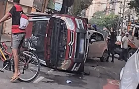 Acidente entre dois veículos deixa carro tombado no Centro de Niterói