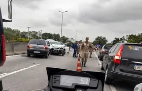 Acidente na BR com automóveis capotados deixa uma pessoa ferida