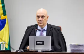 Alexandre de Moraes pediu que Bolsonaro fosse preso 'sem a utilização de algemas e sem qualquer exposição midiática'
