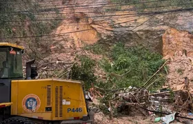 Após deslizamento na Rocinha, cerca de 70 toneladas de terra são retiradas por equipes da prefeitura