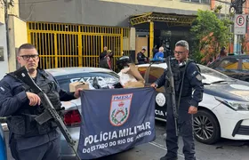 Após troca de tiros, polícia recupera carro roubado com mercadorias em Monjolos