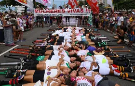 Ato pelo Dia Internacional da Mulher reúne multidão em Copacabana