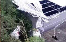 Avião de pequeno porte cai em galpão de oficina em Guarapari, no ES