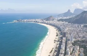 Avião monomotor cai na praia de Copacabana em meio a sábado de forte calor