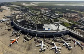 Avião precisa arremeter pouso após queda de balão no Galeão