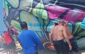 Balão de cerca de oito metros é resgatado por banhistas na praia de Itaipu, em Niterói