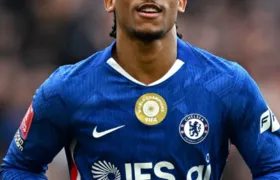 Barcelona tenta acelerar contratação de João Pedro, diz jornal