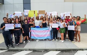 Benny Briolly leva caravana “Libera Meu Xixi” ao Barra Shopping em protesto contra caso de transfobia com atriz Cássia Kiss
