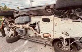 Brasileiro ex-campeão do UFC sofre acidente e capota carro