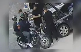 Brincadeira de funcionários termina com dois baleados por policial civil de folga