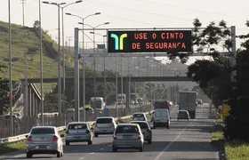 Caminhão com carga de frios é recuperado após roubo na BR-101, em São Gonçalo