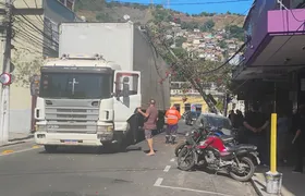 Caminhão derruba poste e interdita rua em Niterói