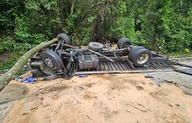 Caminhão perde freios e motorista morre em grave acidente na Serra de Guapimirim
