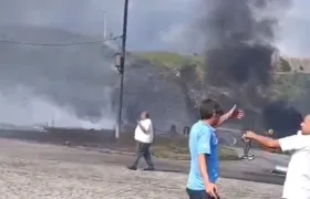 Caminhão-tanque tomba e explode na Dutra; motorista fica em estado grave