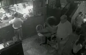 Cantor Ed Motta se envolve em confusão com agressões em restaurante na Gávea; Vídeo
