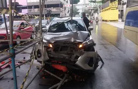 Carro atinge andaime próximo do Sambódromo