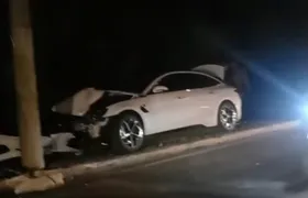 Carro bate em poste e deixa três feridos em São Gonçalo