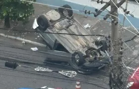 Carro capota em Icaraí e deixa uma pessoa ferida
