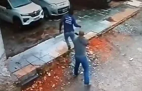 Carro da Polícia Civil é rebocado em Copacabana e caso termina em invasão de pátio municipal
