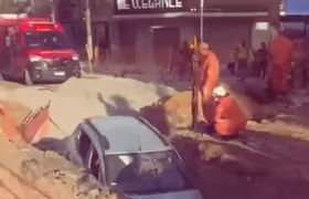 Carro invade canteiro de obras e cai em buraco em SG
