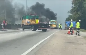 Carro pega fogo na BR-101, em Itaboraí, e mobiliza Corpo de Bombeiros