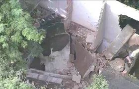 Casa desaba em São Gonçalo e mulher fica soterrada