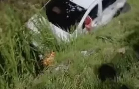 Casal morre e bebê fica ferido após carro ser atacado a tiros na Avenida Brasil