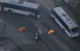 Cidade de Deus amanhece com barricadas em chamas e ônibus atravessados