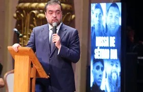 Cláudio Castro presta homenagem a policiais mortos na Operação Contenção em missa no Theatro Municipal