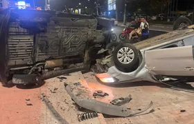 Colisão entre dois carros provoca capotamento na Presidente Kennedy, em São Gonçalo