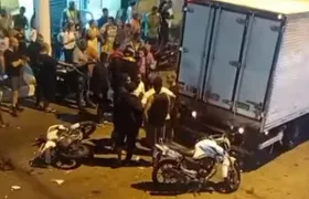 Colisão entre motocicleta e caminhão deixa um morto e um ferido em Niterói