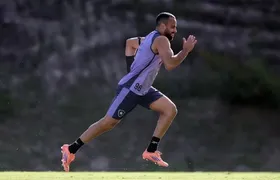 Com a mão imobilizada, Arthur Cabral volta a treinar no Botafogo
